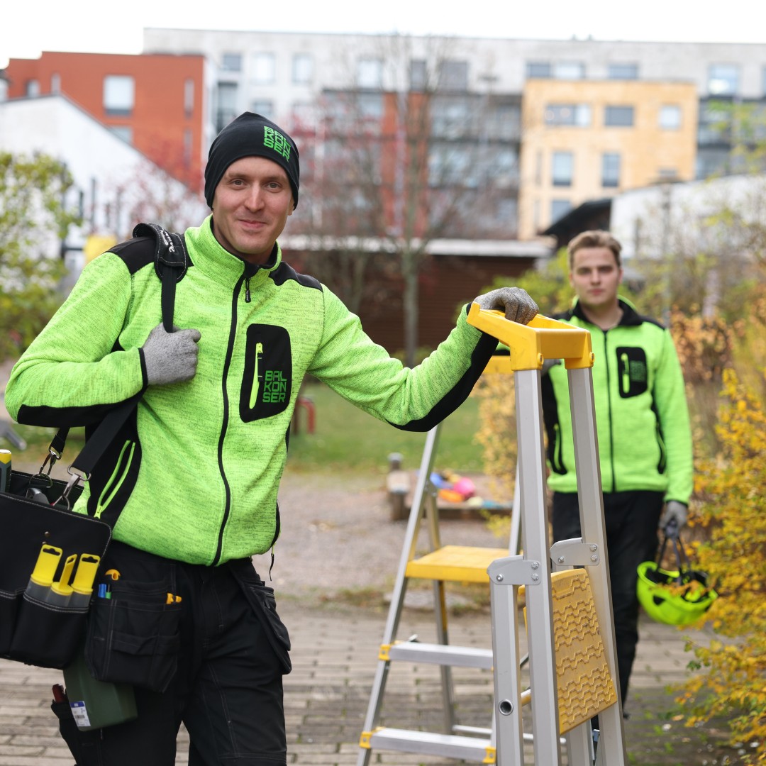 Parvekelasit on huollettava viiden vuoden välein ja kuntotarkastettava vuosittain toimivuuden ja turvallisuuden takaamiseksi.