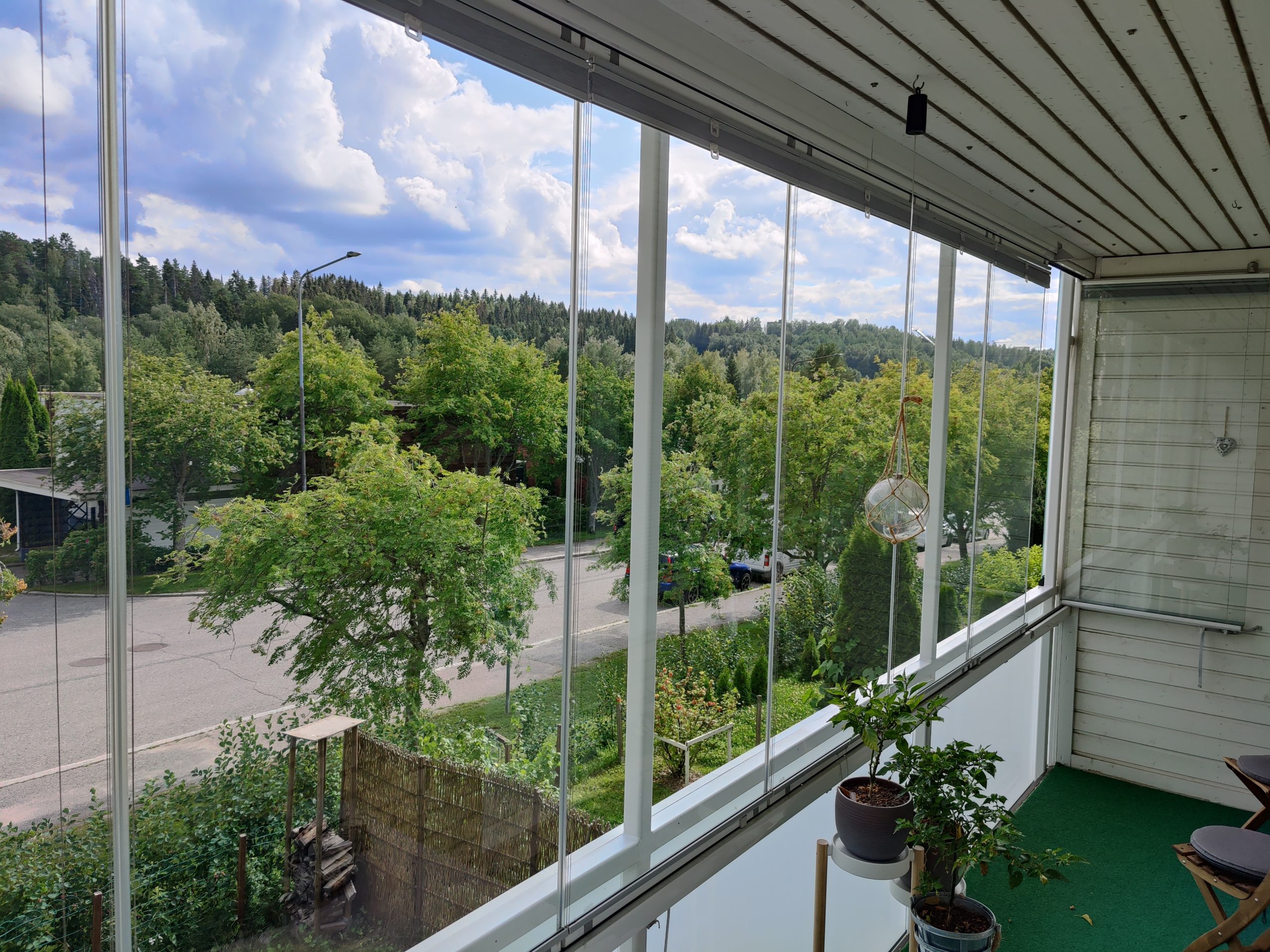 Varmista parvekelasien kunto ja toiminta säännöllisesti ja takaat niiden turvallisen toiminnan.