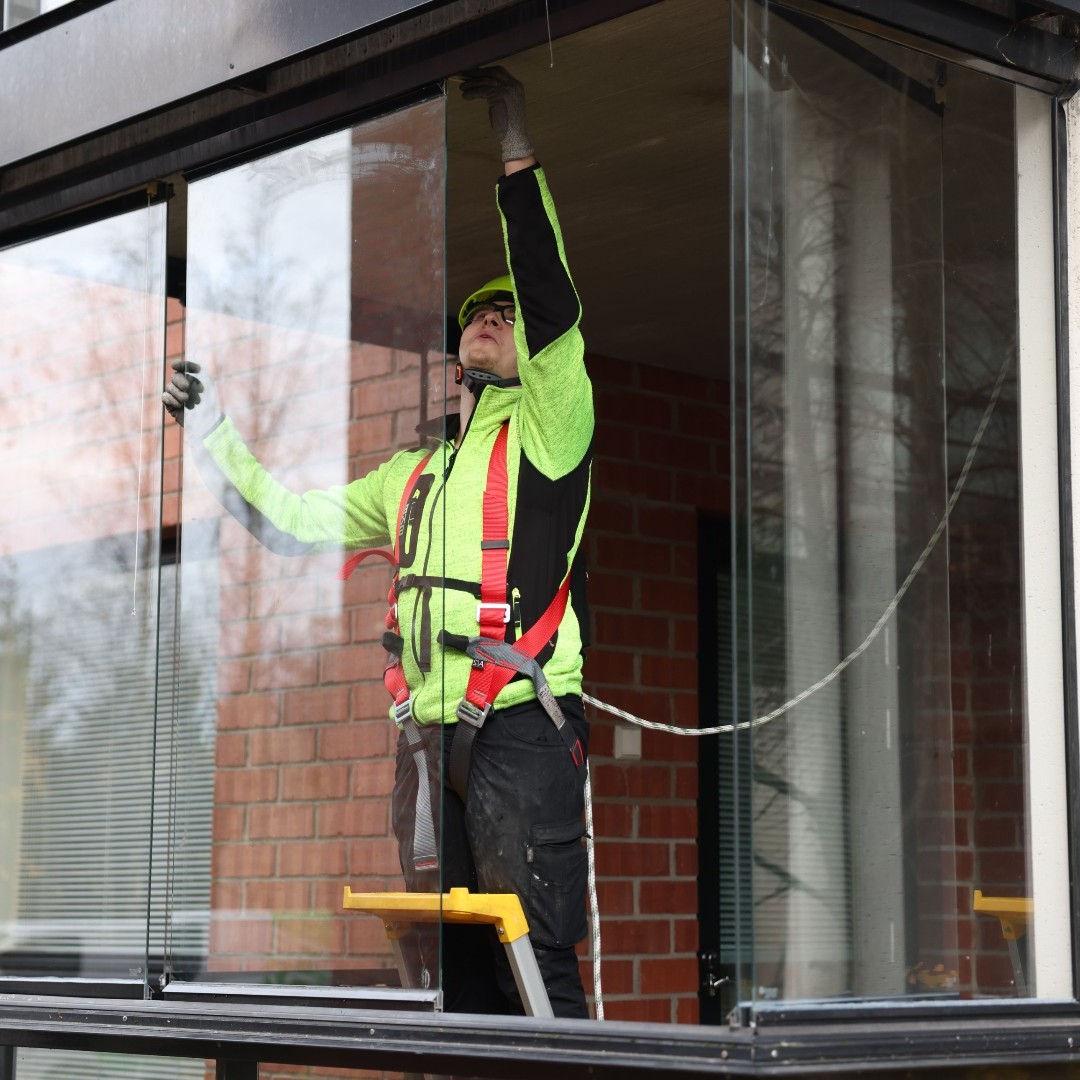 Ajan saatossa parvekelasituksen säädöt saattavat muuttua ja laseista tulee raskaat liikutella ja avata.